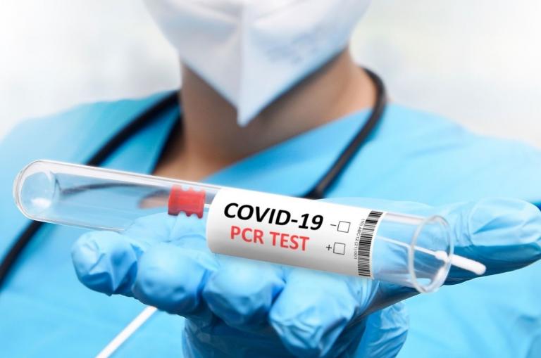 Foto PCR test en beschermingsmateriaal