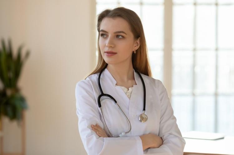 jonge vrouwelijke arts