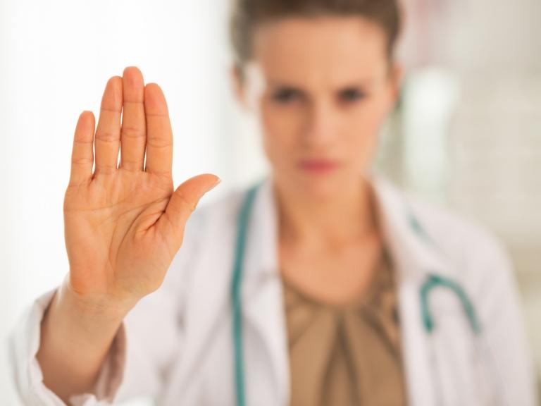 Arts afwijzend gebaar