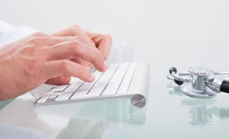 arts met toetsenbord