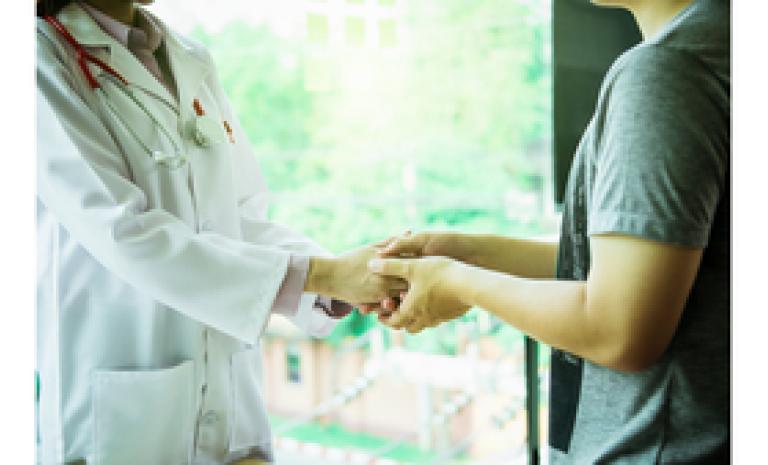 Arts-patiënt handdruk