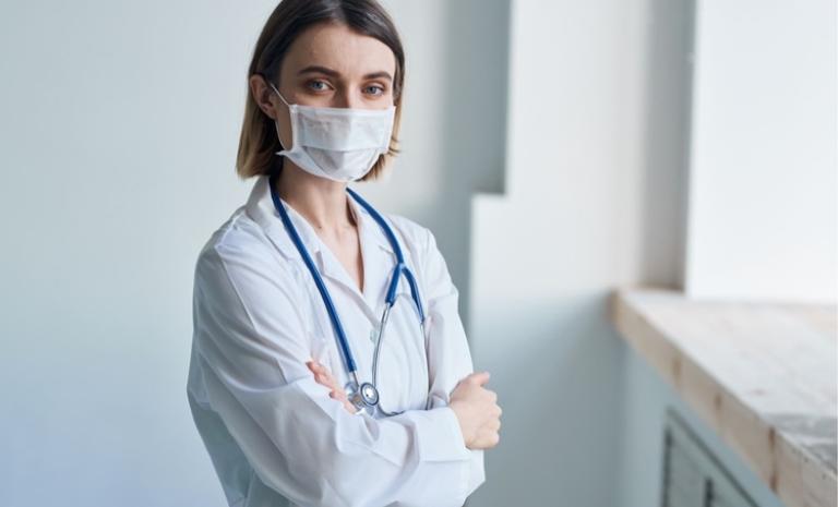 Vrouwelijke arts met mondmasker