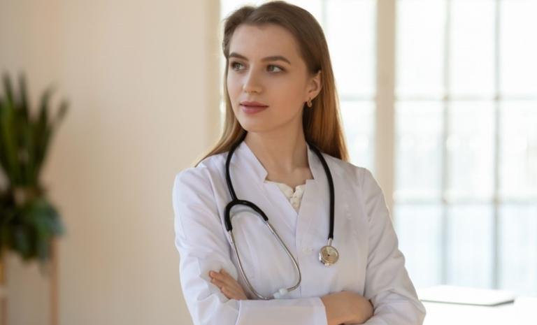 jonge vrouwelijke arts