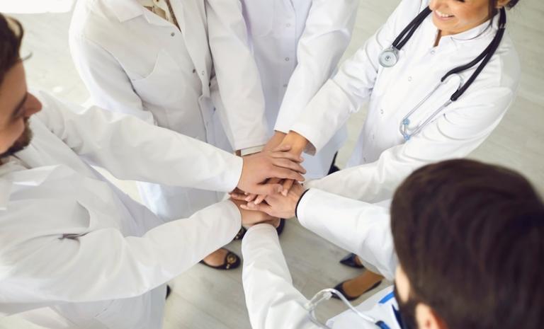 groep artsen handen in elkaar