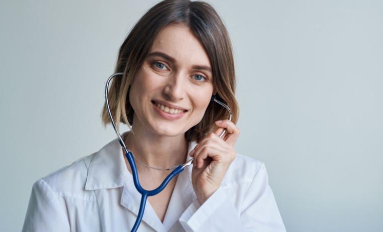 jonge vrouwelijke arts stethoscoop